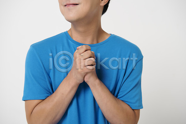간절함 20대 남자 남자한명만 성인 성인남자한명만 한국인 한명 JPG 앞모습 포토 모션 미소(표정) 상반신 손모으기 스튜디오촬영 실내 컬러 파란색 표정 흰배경
