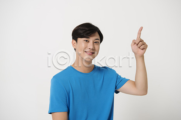 20대 남자 남자한명만 성인 성인남자한명만 한국인 한명 JPG 앞모습 포토 가리킴 모션 상반신 손짓 스튜디오촬영 실내 웃음 컬러 파란색 표정 흰배경