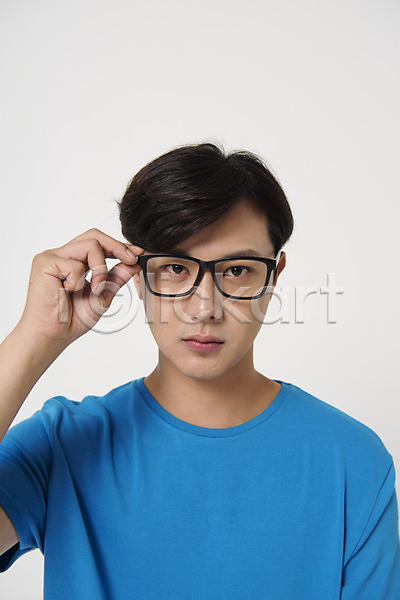 20대 남자 남자한명만 성인 성인남자한명만 한국인 한명 JPG 앞모습 포토 만지기 모션 상반신 스튜디오촬영 실내 안경 안경낌 컬러 파란색 표정 흰배경