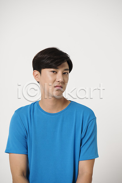 짜증 20대 남자 남자한명만 성인 성인남자한명만 한국인 한명 JPG 앞모습 포토 모션 상반신 스튜디오촬영 실내 컬러 파란색 표정 흰배경