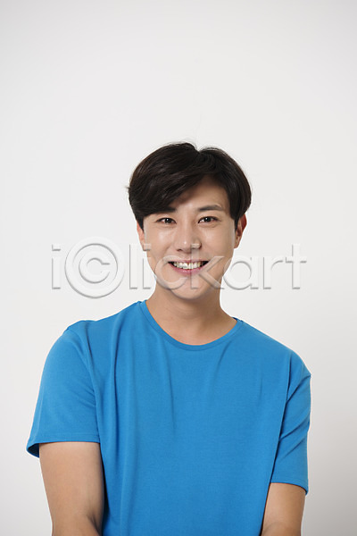 20대 남자 남자한명만 성인 성인남자한명만 한국인 한명 JPG 앞모습 포토 모션 상반신 스튜디오촬영 실내 웃음 컬러 파란색 표정 흰배경
