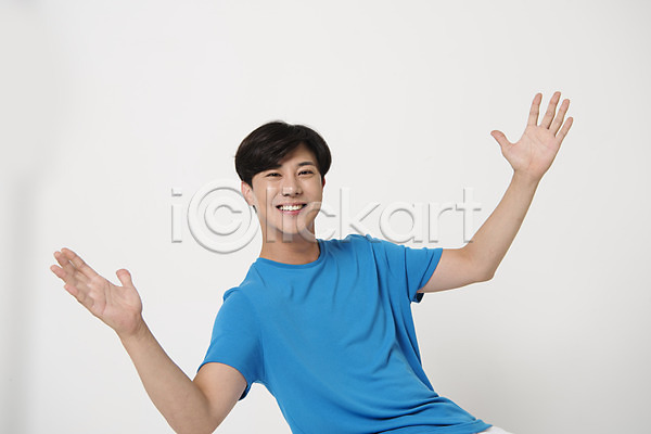 20대 남자 남자한명만 성인 성인남자한명만 한국인 한명 JPG 앞모습 포토 모션 상반신 손뻗기 손짓 스튜디오촬영 실내 앉기 웃음 컬러 파란색 팔벌리기 표정 흰배경