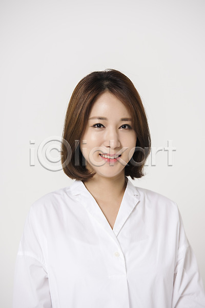 20대 성인 성인여자한명만 여자 여자한명만 한국인 한명 JPG 앞모습 포토 모션 상반신 스튜디오촬영 실내 웃음 컬러 표정 흰배경 흰색