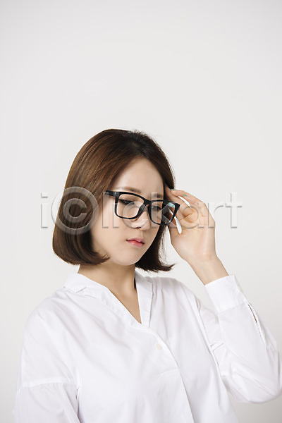 20대 성인 성인여자한명만 여자 여자한명만 한국인 한명 JPG 앞모습 포토 만지기 모션 상반신 스튜디오촬영 실내 안경 안경낌 컬러 표정 흰배경 흰색