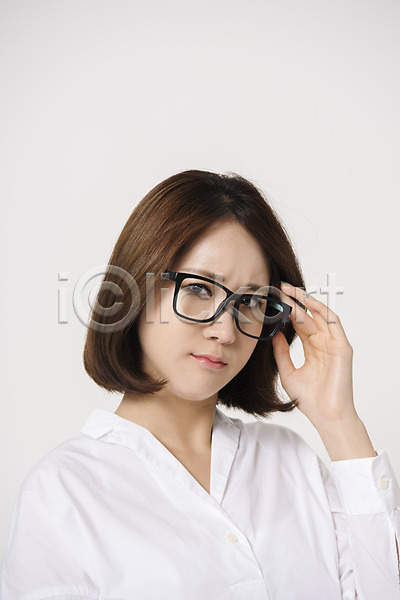 20대 성인 성인여자한명만 여자 여자한명만 한국인 한명 JPG 앞모습 포토 모션 상반신 스튜디오촬영 실내 안경 안경낌 찡그림 컬러 표정 흰배경 흰색
