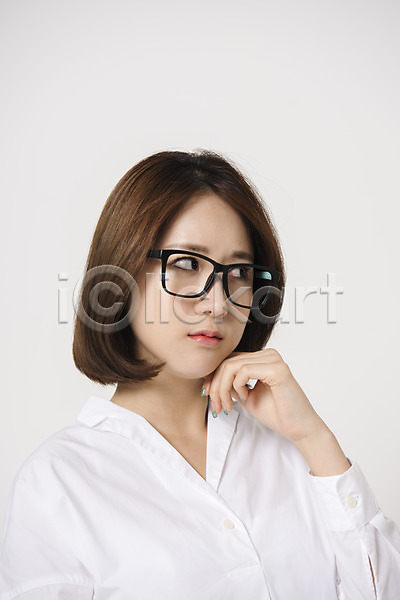 20대 성인 성인여자한명만 여자 여자한명만 한국인 한명 JPG 앞모습 포토 모션 상반신 스튜디오촬영 실내 안경 안경낌 컬러 턱괴기 표정 흰배경 흰색