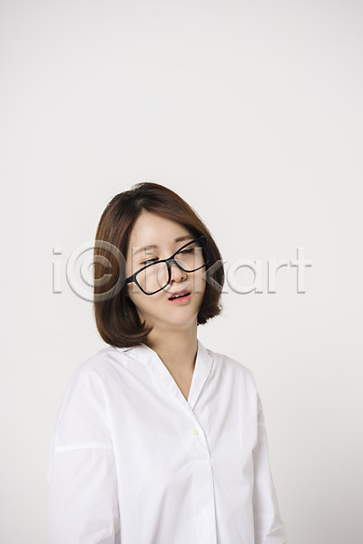 스트레스 20대 성인 성인여자한명만 여자 여자한명만 한국인 한명 JPG 앞모습 포토 모션 상반신 스튜디오촬영 실내 안경 안경낌 컬러 표정 흰배경 흰색
