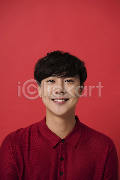 20대 남자 남자한명만 성인 성인남자한명만 한국인 한명 JPG 앞모습 포토 다홍색 모션 빨간배경 빨간색 상반신 스튜디오촬영 실내 웃음 컬러 표정