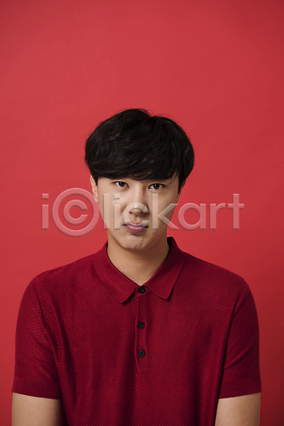 삐침 20대 남자 남자한명만 성인 성인남자한명만 한국인 한명 JPG 앞모습 포토 다홍색 모션 빨간배경 빨간색 상반신 스튜디오촬영 실내 컬러 토라짐 표정