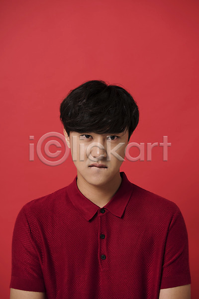 분노 20대 남자 남자한명만 성인 성인남자한명만 한국인 한명 JPG 앞모습 포토 다홍색 모션 빨간배경 빨간색 상반신 스튜디오촬영 실내 입술깨물기 컬러 표정