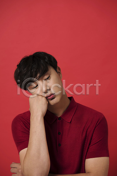 지루함 20대 남자 남자한명만 성인 성인남자한명만 한국인 한명 JPG 앞모습 포토 다홍색 모션 빨간배경 빨간색 상반신 스튜디오촬영 실내 컬러 턱괴기 표정