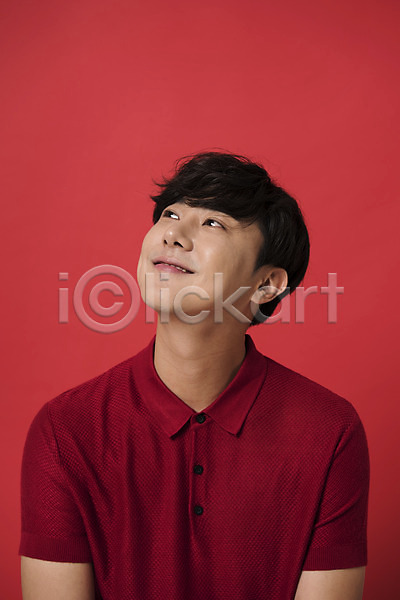 20대 남자 남자한명만 성인 성인남자한명만 한국인 한명 JPG 앞모습 포토 다홍색 모션 미소(표정) 빨간배경 빨간색 상반신 스튜디오촬영 실내 올려보기 컬러 표정
