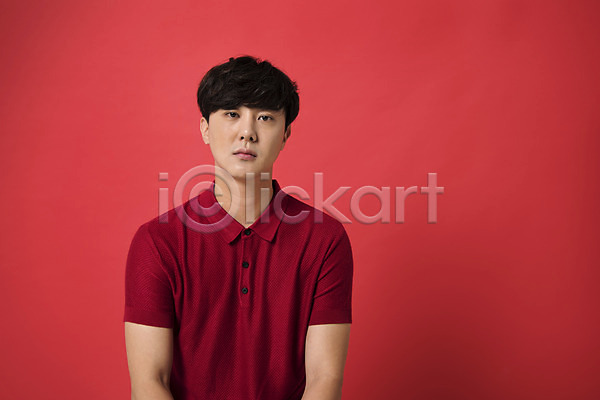 20대 남자 남자한명만 성인 성인남자한명만 한국인 한명 JPG 앞모습 포토 다홍색 모션 무표정 빨간배경 빨간색 상반신 스튜디오촬영 실내 컬러 표정