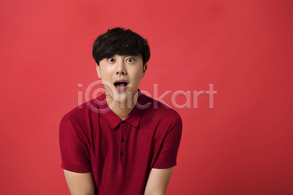 20대 남자 남자한명만 성인 성인남자한명만 한국인 한명 JPG 앞모습 포토 놀람 다홍색 모션 빨간배경 빨간색 상반신 스튜디오촬영 실내 컬러 표정