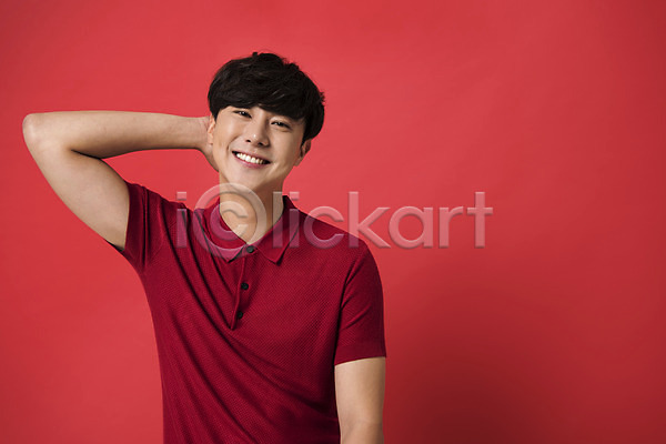 20대 남자 남자한명만 성인 성인남자한명만 한국인 한명 JPG 앞모습 포토 다홍색 모션 빨간배경 빨간색 상반신 스튜디오촬영 실내 웃음 컬러 표정