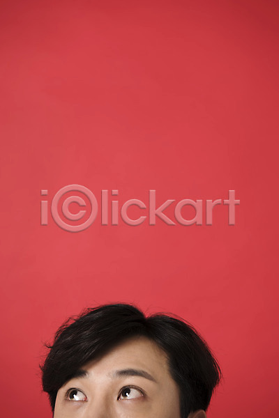 20대 남자 남자한명만 성인 성인남자한명만 한국인 한명 JPG 앞모습 포토 눈(신체부위) 다홍색 빨간배경 빨간색 상반신 스튜디오촬영 실내 얼굴 올려보기 컬러 표정