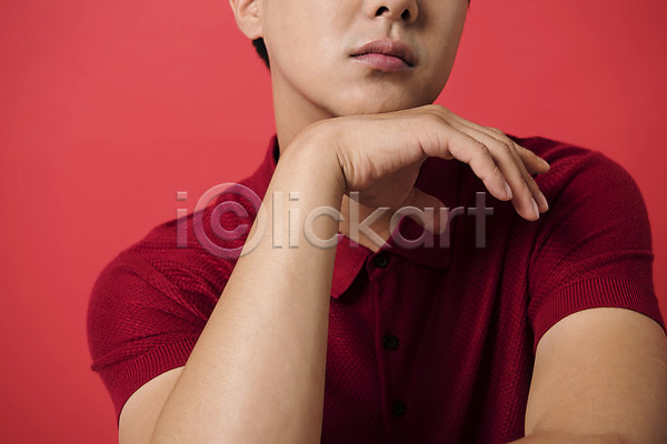 20대 남자 남자한명만 성인 성인남자한명만 신체부위 한국인 한명 JPG 앞모습 포토 다홍색 모션 빨간배경 빨간색 상반신 스튜디오촬영 실내 컬러 턱괴기