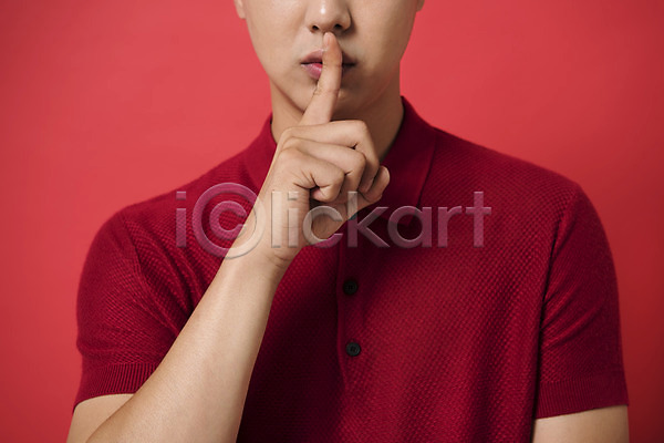 비밀 20대 남자 남자한명만 성인 성인남자한명만 한국인 한명 JPG 앞모습 포토 다홍색 모션 빨간배경 빨간색 상반신 손짓 쉿 스튜디오촬영 실내 컬러