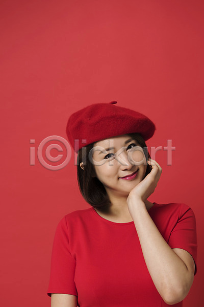 20대 성인 성인여자한명만 여자 여자한명만 한국인 한명 JPG 앞모습 포토 다홍색 모션 미소(표정) 베레모 빨간배경 빨간색 빵모자 상반신 스튜디오촬영 실내 컬러 턱괴기 표정