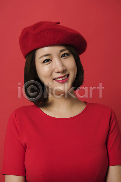 20대 성인 성인여자한명만 여자 여자한명만 한국인 한명 JPG 앞모습 포토 다홍색 모션 베레모 빨간배경 빨간색 빵모자 상반신 스튜디오촬영 실내 웃음 컬러 표정