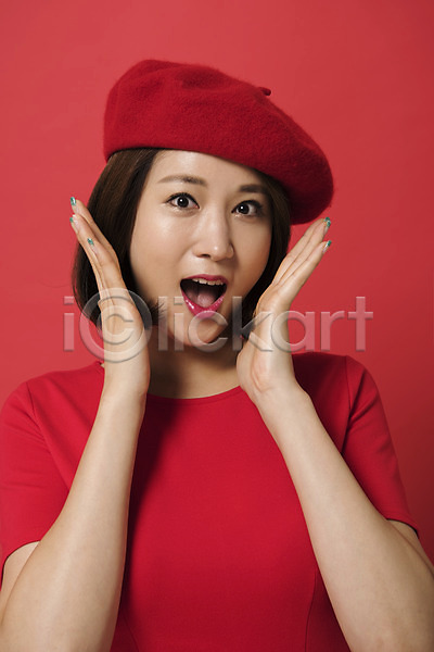 20대 성인 성인여자한명만 여자 여자한명만 한국인 한명 JPG 앞모습 포토 놀람 다홍색 모션 베레모 빨간배경 빨간색 빵모자 상반신 손짓 스튜디오촬영 실내 컬러 표정