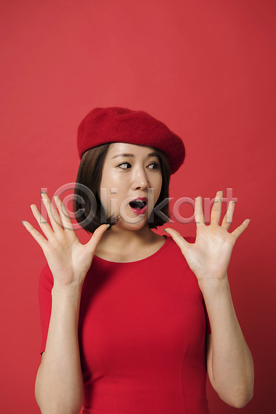 20대 성인 성인여자한명만 여자 여자한명만 한국인 한명 JPG 앞모습 포토 놀람 다홍색 모션 베레모 빨간배경 빨간색 빵모자 상반신 스튜디오촬영 실내 컬러 표정