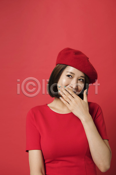 20대 성인 성인여자한명만 여자 여자한명만 한국인 한명 JPG 앞모습 포토 다홍색 모션 베레모 빨간배경 빨간색 빵모자 상반신 스튜디오촬영 실내 웃음 입가림 컬러 표정