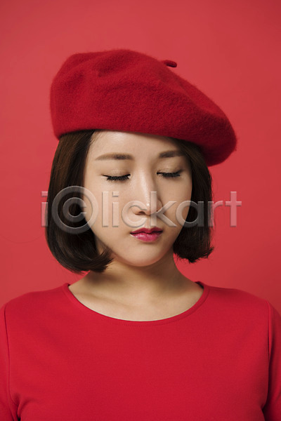 20대 성인 성인여자한명만 여자 여자한명만 한국인 한명 JPG 앞모습 포토 눈감음 다홍색 모션 베레모 빨간배경 빨간색 빵모자 상반신 스튜디오촬영 실내 컬러