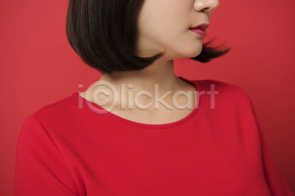 20대 성인 성인여자한명만 신체부위 여자 여자한명만 한국인 한명 JPG 근접촬영 옆모습 포토 다홍색 빨간배경 빨간색 상반신 스튜디오촬영 실내 컬러