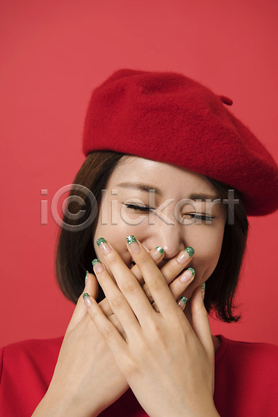20대 성인 성인여자한명만 여자 여자한명만 한국인 한명 JPG 앞모습 포토 눈감음 다홍색 모션 베레모 빨간배경 빨간색 빵모자 상반신 스튜디오촬영 실내 웃음 입가림 컬러
