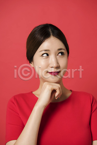 20대 성인 성인여자한명만 여자 여자한명만 한국인 한명 JPG 앞모습 포토 다홍색 모션 빨간배경 빨간색 상반신 생각 스튜디오촬영 실내 올려보기 컬러 턱괴기 표정