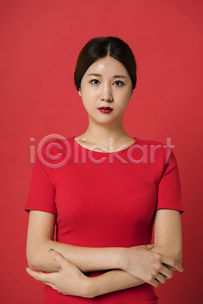 20대 성인 성인여자한명만 여자 여자한명만 한국인 한명 JPG 앞모습 포토 다홍색 모션 무표정 빨간배경 빨간색 상반신 스튜디오촬영 실내 컬러 팔짱 표정