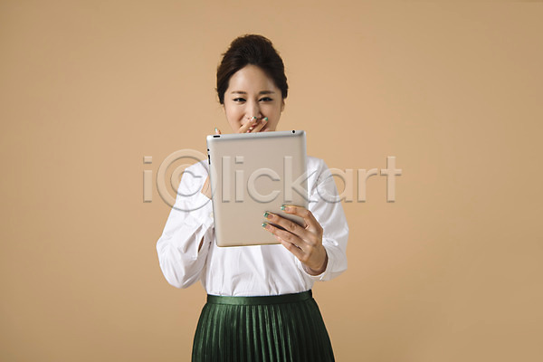20대 성인 성인여자한명만 여자 여자한명만 한국인 한명 JPG 앞모습 포토 놀람 들기 모션 베이지색 베이지색배경 상반신 서기 스튜디오촬영 실내 웃음 컬러 태블릿