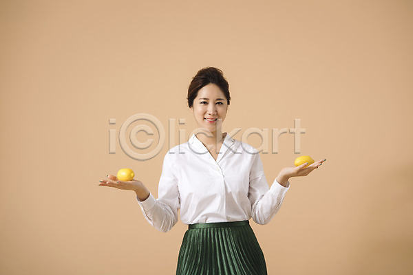 20대 성인 성인여자한명만 여자 여자한명만 한국인 한명 JPG 앞모습 포토 들기 레몬 모션 베이지색 베이지색배경 상반신 서기 스튜디오촬영 실내 웃음 컬러