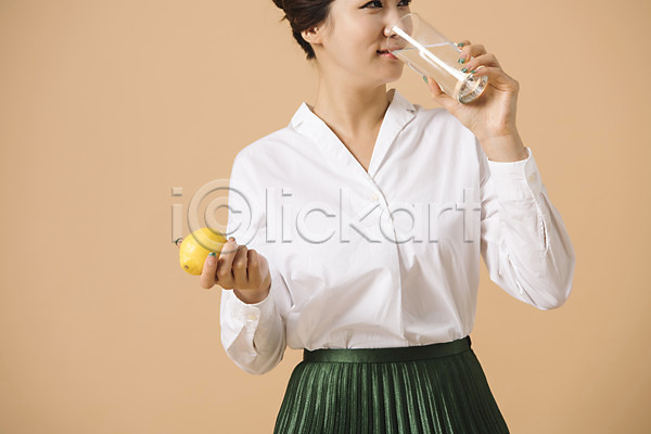 20대 성인 성인여자한명만 여자 여자한명만 한국인 한명 JPG 앞모습 포토 들기 레몬 모션 물 물마시기 물이미지 미소(표정) 베이지색 베이지색배경 상반신 생수 서기 수돗물 스튜디오촬영 식수 실내 아쿠아 얼음물 컬러