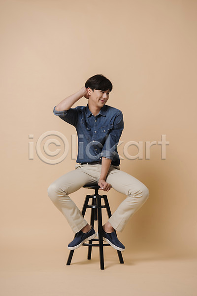 20대 남자 남자한명만 성인 성인남자한명만 한국인 한명 JPG 앞모습 포토 모션 미소(표정) 베이지색배경 스튜디오촬영 실내 앉기 의자 전신 컬러 표정
