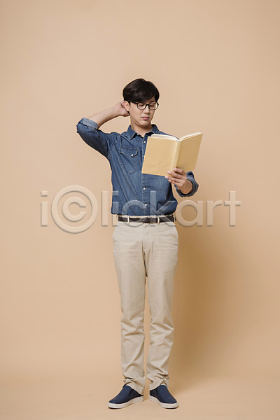 20대 남자 남자한명만 성인 성인남자한명만 한국인 한명 JPG 앞모습 포토 독서 들기 만지기 모션 베이지색배경 서기 스튜디오촬영 실내 읽기 전신 책 컬러