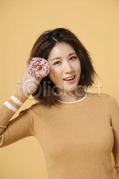 20대 성인 성인여자한명만 여자 여자한명만 한국인 한명 JPG 앞모습 포토 노란배경 노란색 도넛 들기 모션 상반신 스튜디오촬영 실내 웃음 컬러 표정