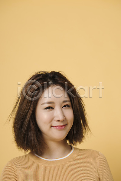 20대 성인 성인여자한명만 여자 여자한명만 한국인 한명 JPG 앞모습 포토 노란배경 노란색 눈웃음 모션 상반신 스튜디오촬영 실내 웃음 컬러 표정