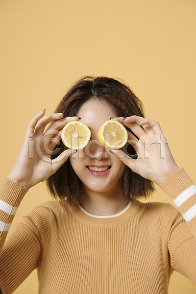 20대 성인 성인여자한명만 여자 여자한명만 한국인 한명 JPG 앞모습 포토 노란배경 노란색 들기 레몬 모션 상반신 스튜디오촬영 실내 웃음 컬러 표정