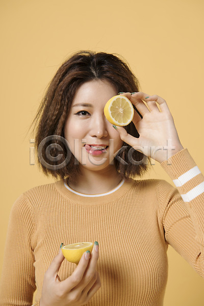 20대 성인 성인여자한명만 여자 여자한명만 한국인 한명 JPG 앞모습 포토 노란배경 노란색 들기 레몬 메롱 모션 상반신 스튜디오촬영 실내 웃음 컬러 표정