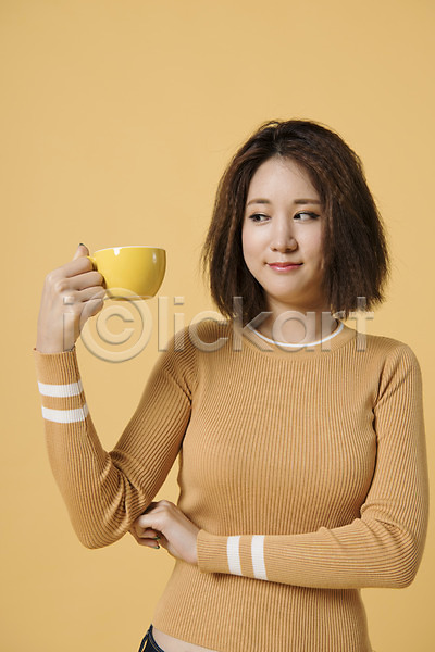 20대 성인 성인여자한명만 여자 여자한명만 한국인 한명 JPG 앞모습 포토 노란배경 노란색 들기 머그컵 모션 미소(표정) 상반신 서기 스튜디오촬영 실내 컬러 표정