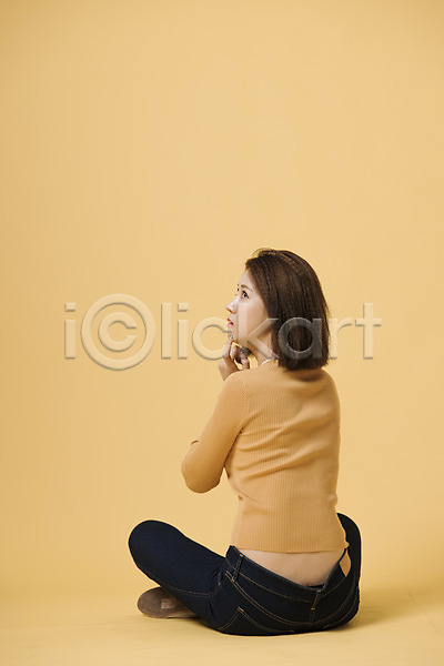 20대 성인 성인여자한명만 여자 여자한명만 한국인 한명 JPG 뒷모습 포토 노란배경 노란색 모션 스튜디오촬영 실내 앉기 올려보기 전신 컬러 표정