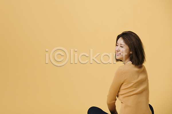 20대 성인 성인여자한명만 여자 여자한명만 한국인 한명 JPG 뒷모습 포토 노란배경 노란색 눈감음 눈웃음 모션 상반신 생각 스튜디오촬영 실내 앉기 웃음 컬러 표정