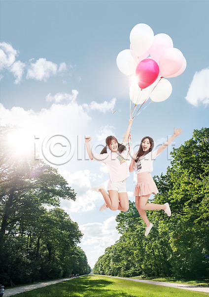 두명 여자 청소년 한국인 PSD 편집이미지 교육 구름(자연) 나무 숲 웃음 전신 점프 청소년교육 풍선 하늘