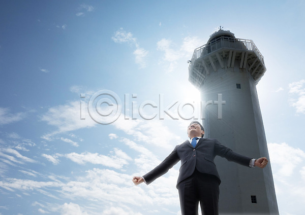 30대 남자 성인 한국인 한명 PSD 로우앵글 편집이미지 구름(자연) 등대 비즈니스 비즈니스맨 상반신 웃음 팔벌리기 하늘 햇빛