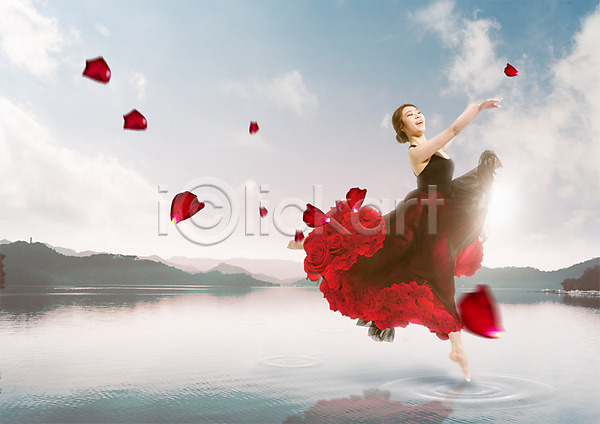 20대 성인 여자 한국인 한명 PSD 편집이미지 강 구름(자연) 꽃잎 드레스 뷰티 산 서기 우먼라이프 장미 전신 춤 하늘