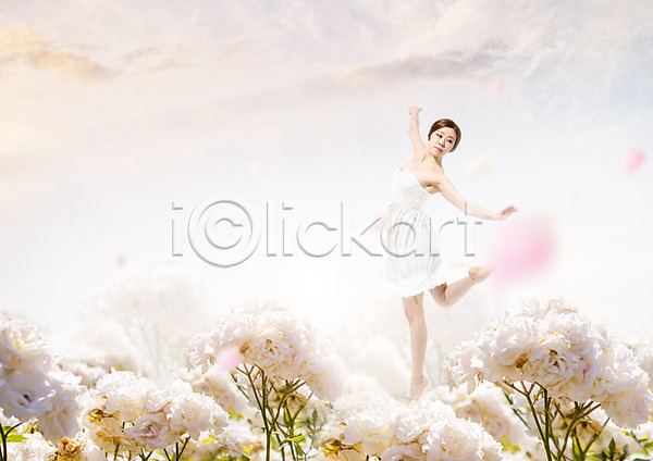 20대 성인 여자 한국인 한명 PSD 옆모습 편집이미지 구름(자연) 꽃 뷰티 서기 우먼라이프 전신 춤 하늘