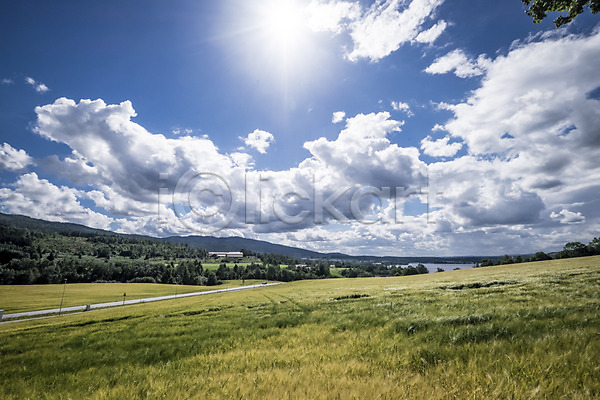 사람없음 JPG 포토 구름(자연) 노르웨이 맑음 빛 산 야외 유럽 유럽풍경 자연 주간 초원(자연) 태양 풍경(경치) 하늘 해외풍경