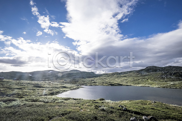사람없음 JPG 포토 구름(자연) 노르웨이 맑음 산 야외 유럽 유럽풍경 자연 주간 초원(자연) 풍경(경치) 하늘 해외풍경 호수